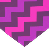 可愛いパープルピンクシェブロンスモールテーブルランナー ショートテーブルランナー (コーナー)