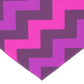 可愛いパープルピンクシェブロン中テーブルランナー ミディアムテーブルランナー (コーナー)