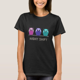 可愛いパープルピンクティール（緑がかった色）カートゥーンフクロウ – Night Shift Tシャツ