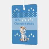 可愛いヒョウshhh名前を追加すると青く眠っている メタルオーナメント (正面左)