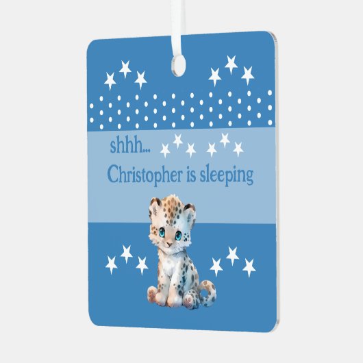 可愛いヒョウshhh名前を追加すると青く眠っている メタルオーナメント (正面左)