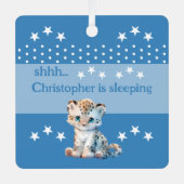 可愛いヒョウshhh名前を追加すると青く眠っている メタルオーナメント (正面)