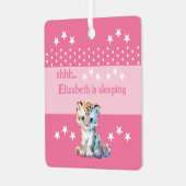可愛いヒョウshhh追加の名前は眠っているピンク メタルオーナメント (正面左)