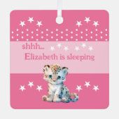 可愛いヒョウshhh追加の名前は眠っているピンク メタルオーナメント (正面)