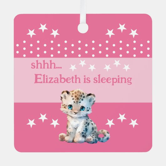 可愛いヒョウshhh追加の名前は眠っているピンク メタルオーナメント (正面)