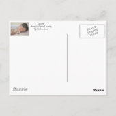 可愛いビーグルの子犬を抱いて眠っている子供 ポストカード (裏面)