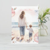 可愛いビーチ歩く母の水色の母の日 シーズンカード (スタンド正面)
