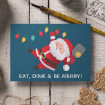 可愛いピックボールSanta Blueクリスマスフォト シーズンカード<br><div class="desc">キュートすてきな折り畳みクリスマスの休日の写真カードのピクルボールのツイスト – スイングのグラフィックSantaボールとパドルを保持し、挑戦する準備ができている。大きな写真の中に個人的な休日のメッセージと。すべての文字要素を完全にカスタマイズ可能あなた連絡の個々の希望に対して、またはカスタマイズのパーソナライズの支援のために。ハッピーホリデー！</div>