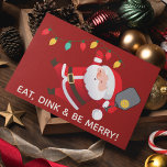 可愛いピックボールSanta Redクリスマスフォト シーズンカード<br><div class="desc">キュートすてきな折り畳みクリスマスの休日の写真カードのピクルボールのツイスト – スイングのグラフィックSantaボールとパドルを保持し、挑戦する準備ができている。大きな写真の中に個人的な休日のメッセージと。すべての文字要素を完全にカスタマイズ可能あなた連絡の個々の希望に対して、またはカスタマイズのパーソナライズの支援のために。ハッピーホリデー！</div>