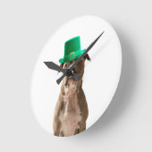 可愛いピットブルドッグハットセントパトリックの日 ラウンド壁時計 (傾斜)