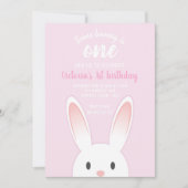 可愛いピンクいくつかのバニーは1つの誕生日 招待状 (正面)