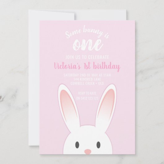 可愛いピンクいくつかのバニーは1つの誕生日 招待状 (正面)