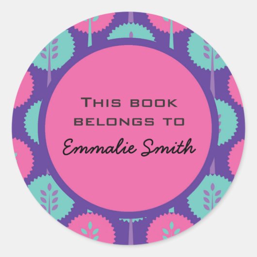 可愛いピンクとティール(緑がかった色)の木を紫色の名前のシールに ラウンドシール (正面)