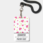 可愛いピンクと緑のタンブルハートパターン バッジ (正面（ネックストラップ付）)