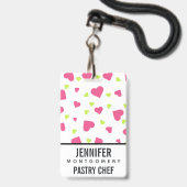 可愛いピンクと緑のタンブルハートパターン バッジ (裏面（ネックストラップ付）)