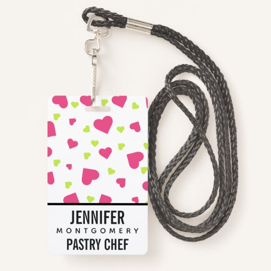 可愛いピンクと緑のタンブルハートパターン バッジ (裏面ランヤード)