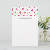 可愛いピンクと緑のタンブルハートパターン 便箋 (スタンド正面)