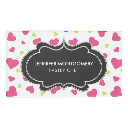 可愛いピンクと緑のタンブルハートパターン 名札 (正面)