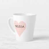 可愛いピンクと黄色の格子柄のハート パーソナライズされた カフェラテマグ (左アングル)