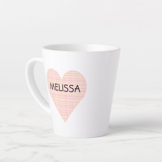 可愛いピンクと黄色の格子柄のハート パーソナライズされた カフェラテマグ (左アングル)