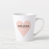 可愛いピンクと黄色の格子柄のハート パーソナライズされた カフェラテマグ (右)