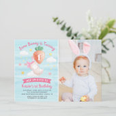 可愛いピンクにんじん付きバニー誕生日写真 招待状 (スタンド正面)