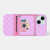 可愛いピンクのカメラのデザインのスマホケース iPhone 15ケース (裏面横)