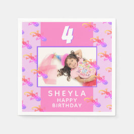 可愛いピンクのゲッコリザードキッドの誕生日パーティー写真 スタンダードカクテルナプキン