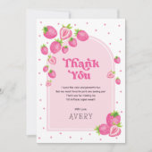 可愛いピンクのストロベリーベリーの最初の誕生日 サンキューカード (正面)