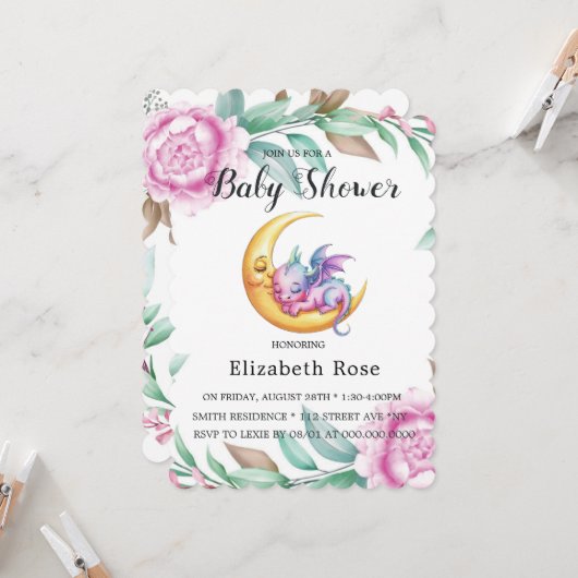 可愛いピンクのドラゴンと牡丹ガール赤ちゃんシャワー 招待状 (正面/裏面インサイチュ)