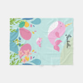 可愛いピンクのナウラルがブルーの海シーンに。 フリースブランケット (正面(横))