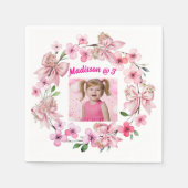 可愛いピンクのフローラボウガールフォトバースデーパーティー スタンダードカクテルナプキン (正面)