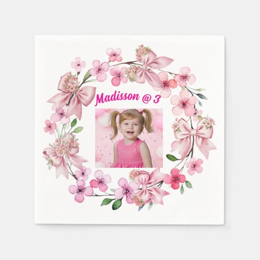 可愛いピンクのフローラボウガールフォトバースデーパーティー スタンダードカクテルナプキン (正面)
