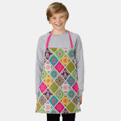 可愛いピンクのモザイクパターンの子供 エプロン (着用した状態)