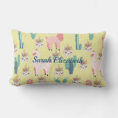 可愛いピンクのラマと緑のサボテンパーソナライズされた ランバークッション (正面)