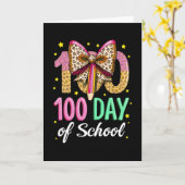 可愛いピンクのリボンの先生用100日目の学校Tシャツ カード (黄色い花)