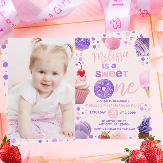 可愛いピンクパープル甘いワンガールの誕生日写真 招待状