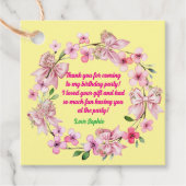 可愛いピンクフローラボウガール誕生日ありがとう フェイバータグ (正面)