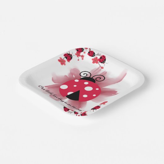 可愛いピンクフローラ私たちの小さなラブバグ赤ちゃんシャワー ペーパープレート (傾斜あり)