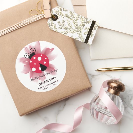 可愛いピンクフローラ私たちの小さなラブバグ赤ちゃんシャワー ラウンドシール (ギフト)