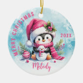 可愛いピンクペンギン女の子名メリークリスマス セラミックオーナメント (正面)