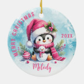可愛いピンクペンギン女の子名メリークリスマス セラミックオーナメント (裏面)
