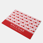 可愛いピンク赤い斑点のあるハートパターパーソナライズされたン ドアマット (アングル)