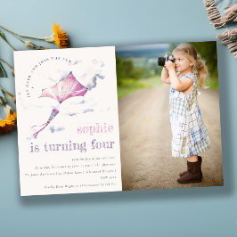 可愛いピンク飛んでいる色カイトスカイクラウドフォト誕生日 招待状