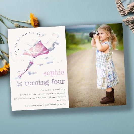 可愛いピンク飛んでいる色カイトスカイクラウドフォト誕生日 招待状