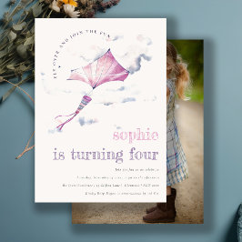 可愛いピンク飛んでいる色カイトスカイクラウドフォト誕生日 招待状