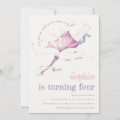 可愛いピンク飛んでいる色カイトスカイクラウドフォト誕生日 招待状 (正面)