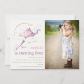 可愛いピンク飛んでいる色カイトスカイクラウドフォト誕生日 招待状 (正面)