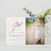 可愛いピンク飛んでいる色カイトスカイクラウドフォト誕生日 招待状 (スタンド正面)