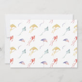 可愛いピンク飛んでいる色カイトスカイクラウドフォト誕生日 招待状 (裏面)